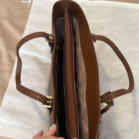 Michael Kors brown leather handbag lots of pockets roomy and adjustable handles - Picture 11 of 16